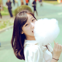 身穿娃娃领衣服的唯美女生头像:傻得太天真_WWW.TQQA.COM