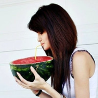 女生吃西瓜头像:吃西瓜的意境唯美女生头像:20_WWW.TQQA.COM