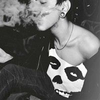 灰色帅哥头像:坚强的自己_WWW.TQQA.COM