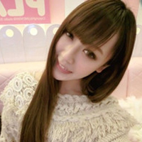 抱着小狗的可爱女生头像:卖萌是与身俱来的天赋_WWW.TQQA.COM