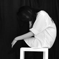 黑色头像女生秃废:心被上了锁_WWW.TQQA.COM