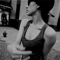 我只能在KTV说爱:伤感颓废黑白女生qq头像_WWW.TQQA.COM