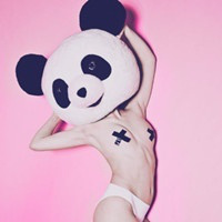 蹲着的欧美头像女生:时光被撕成碎片_WWW.TQQA.COM