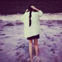 海边背影唯美女生QQ头像:海天连一线_WWW.TQQA.COM