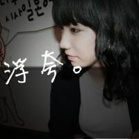 QQ灰色女生头像:带上耳机躲在寂寞黑夜里。_WWW.TQQA.COM