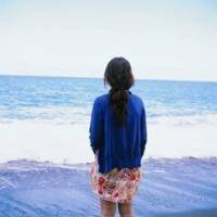 蓝色天空下的女生唯美头像:放手去爱_WWW.TQQA.COM