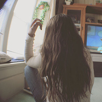 陪你把幸福装满:唯美女生背影长发头像:一个人不_WWW.TQQA.COM