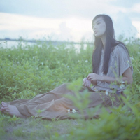 侧脸qq头像靠墙女生:意境任在_WWW.TQQA.COM