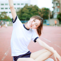 qq头像阳光意境女生:表面现象_WWW.TQQA.COM
