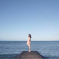蓝色天空下的女生唯美头像:放手去爱_WWW.TQQA.COM