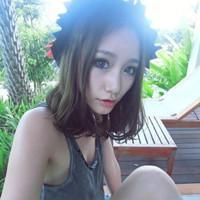 手里拿袋鱼的头像:蓝色背景唯美小清新_WWW.TQQA.COM