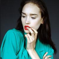 时间匆匆至少还有梦:欧美范女生伤感QQ头像_WWW.TQQA.COM