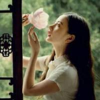 唯美拿白色花的女生头像:朦胧的意境_WWW.TQQA.COM