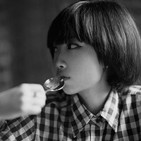 丢了回忆忘了你:伤感黑白女生头像:我的未来在哪_WWW.TQQA.COM