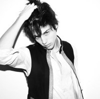 灰色帅哥头像:坚强的自己_WWW.TQQA.COM