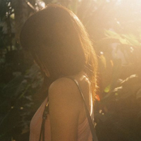 陪你把幸福装满:唯美女生背影长发头像:一个人不_WWW.TQQA.COM