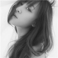 丢了回忆忘了你:伤感黑白女生头像:我的未来在哪_WWW.TQQA.COM