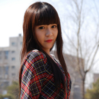 侧脸qq头像靠墙女生:意境任在_WWW.TQQA.COM
