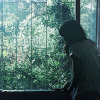 陪你把幸福装满:唯美女生背影长发头像:一个人不_WWW.TQQA.COM