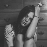 欧美抽烟女人头像:灰色:衮TMD蜜语甜言_WWW.TQQA.COM