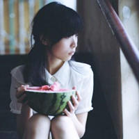 女生吃西瓜头像:吃西瓜的意境唯美女生头像:20_WWW.TQQA.COM