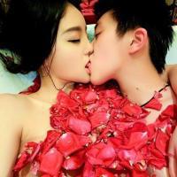 情侣接吻头像:情侣专用:一左一右分开_WWW.TQQA.COM