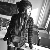 灰白色女生头像_WWW.TQQA.COM