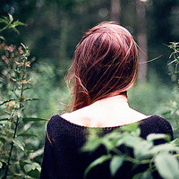 消失在人海的爱:森系背影头像女生:喜欢蓝色的百_WWW.TQQA.COM