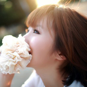 带花的女生头像:你是唯一不可替代_WWW.TQQA.COM