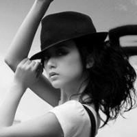 qq灰色女生头像带帽子的:因为太爱才有伤害_WWW.TQQA.COM