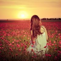 带花的女生头像:你是唯一不可替代_WWW.TQQA.COM