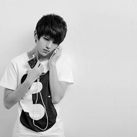 帅气的黑白男生头像_WWW.TQQA.COM