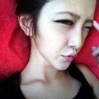 一男一女抱着小猫的QQ情侣头像:爱情就像候鸟_WWW.TQQA.COM