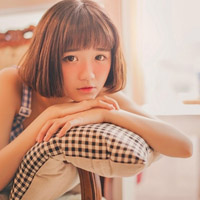 欧美头像女生:盘腿坐着的发呆i_WWW.TQQA.COM