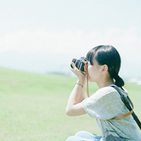 绿色意境女生头像:喜欢夏天闻雨的味道_WWW.TQQA.COM