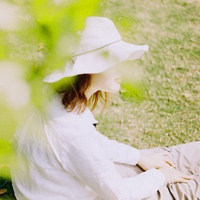 陪你度过四季永不分离:对着阳光的唯美高清大头_WWW.TQQA.COM