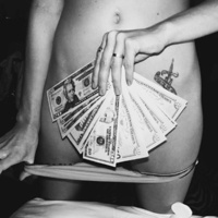 蹲着的欧美头像女生:时光被撕成碎片_WWW.TQQA.COM