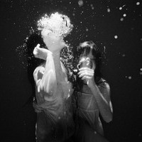 残留的回忆没有快乐:分手后用的伤感黑白头像女_WWW.TQQA.COM