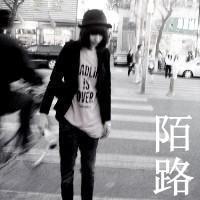 QQ头像女生带字灰色:自作多情的以为_WWW.TQQA.COM