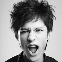 灰色帅哥头像:坚强的自己_WWW.TQQA.COM