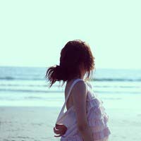 在海边的意境女生头像_WWW.TQQA.COM