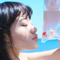 手里拿袋鱼的头像:蓝色背景唯美小清新_WWW.TQQA.COM