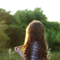 消失在人海的爱:森系背影头像女生:喜欢蓝色的百_WWW.TQQA.COM