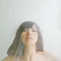 手里拿袋鱼的头像:蓝色背景唯美小清新_WWW.TQQA.COM