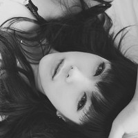 你的眼泪只是一种无奈:QQ灰色头像吧女头:爱上星_WWW.TQQA.COM
