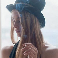 欧美颓废抽烟女生头像_WWW.TQQA.COM
