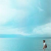 海边唯美男生头像:勾起的回忆_WWW.TQQA.COM