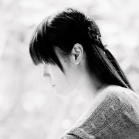 你的眼泪只是一种无奈:QQ灰色头像吧女头:爱上星_WWW.TQQA.COM