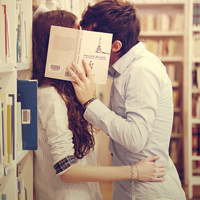 情侣接吻头像:情侣专用:一左一右分开_WWW.TQQA.COM