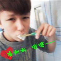 有字的浪漫情侣头像一左一右:情歌还有两三首_WWW.TQQA.COM